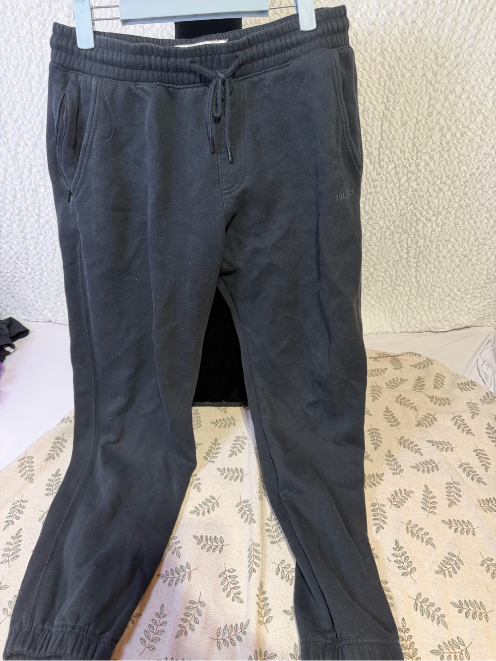 Hollister Men's Black Jogger Sweatpants with Drawstring